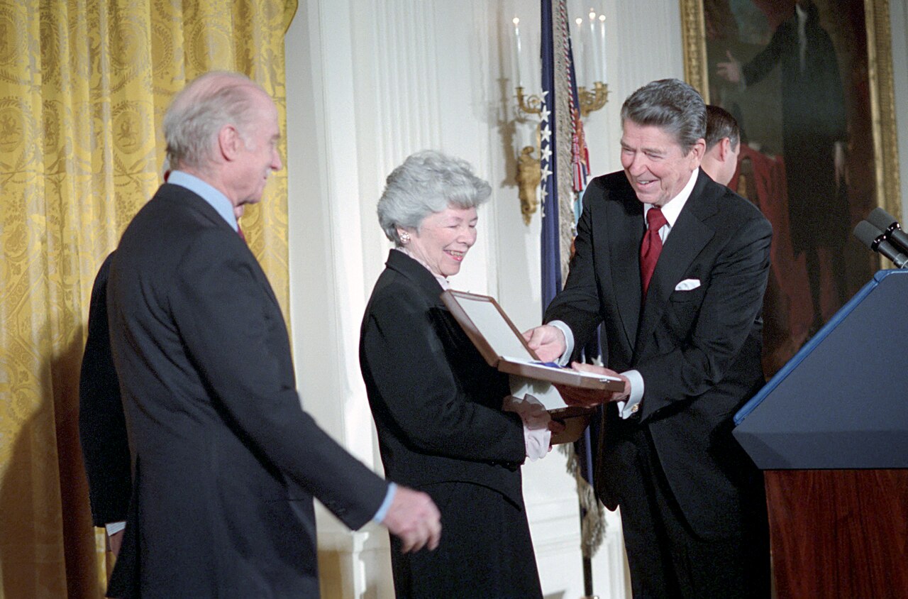 Roberta Wohlstetter recevant la Presidential Medal of Freedom des mains de Ronald Reagan, 1985.